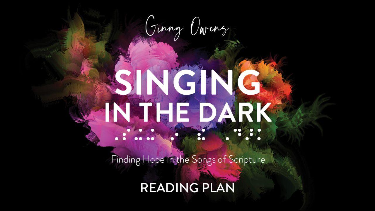 Singende in die Donker: Om Hoop te Vind in Liedere uit die Skriftegedeeltes